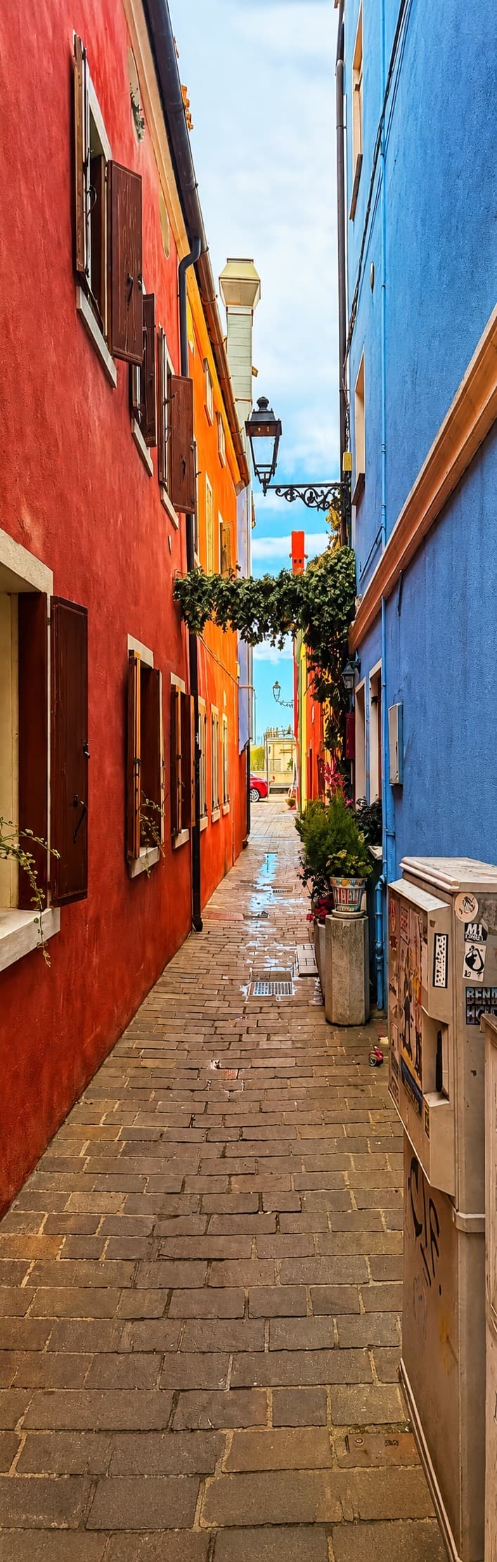 Bunte Häusergasse in einer italienischen Altstadt